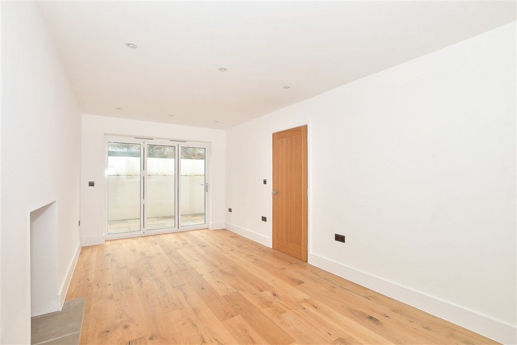 Property photo 3 of 22 Lounge