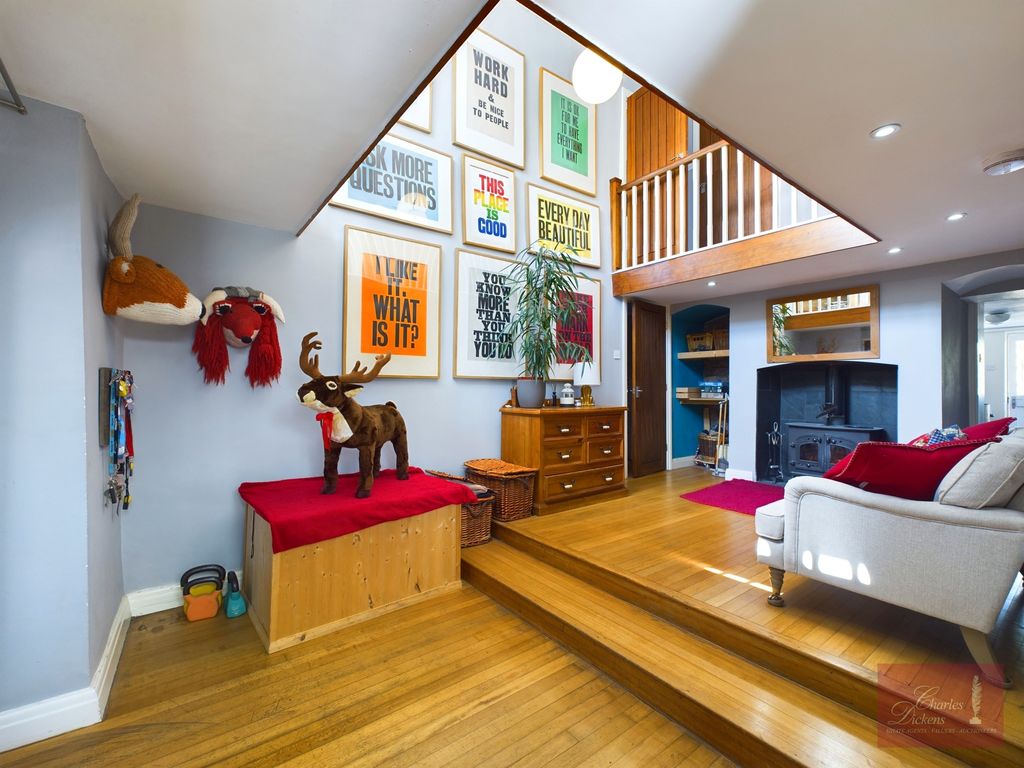 Property photo 1 of 32 Entrance Hall