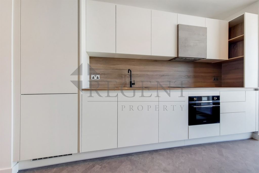 Property photo 3 of 11 Kitchen