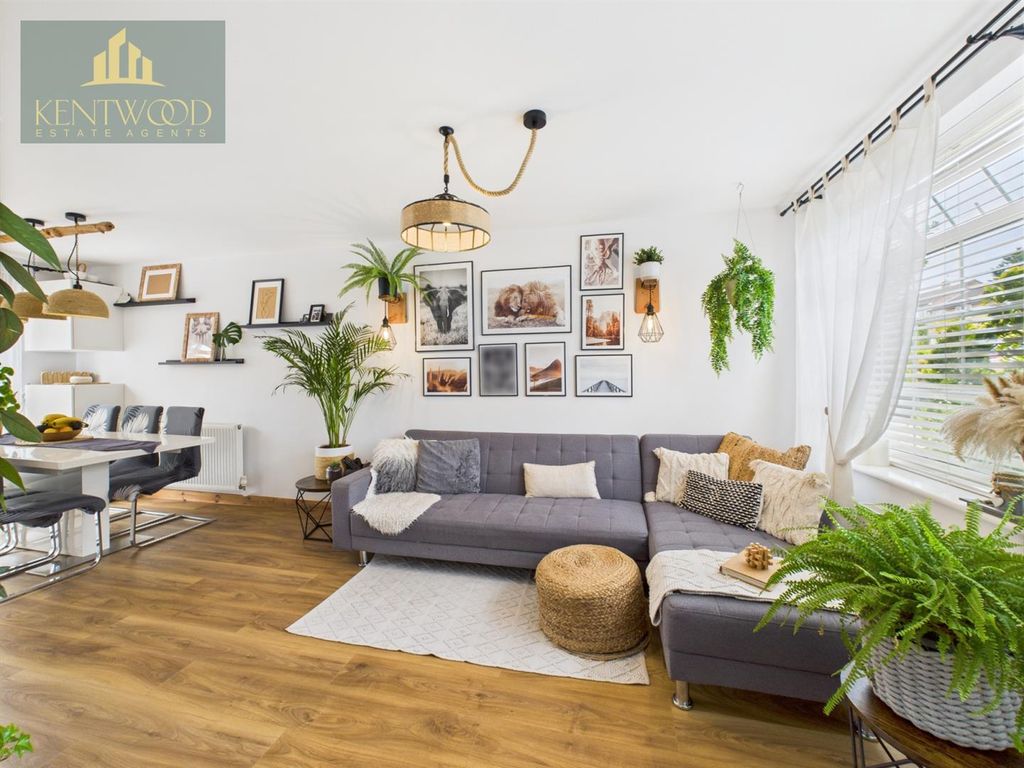 Property photo 3 of 22 Immaculate 3-Bed Mid-Terrace Home With Loft Room &amp;