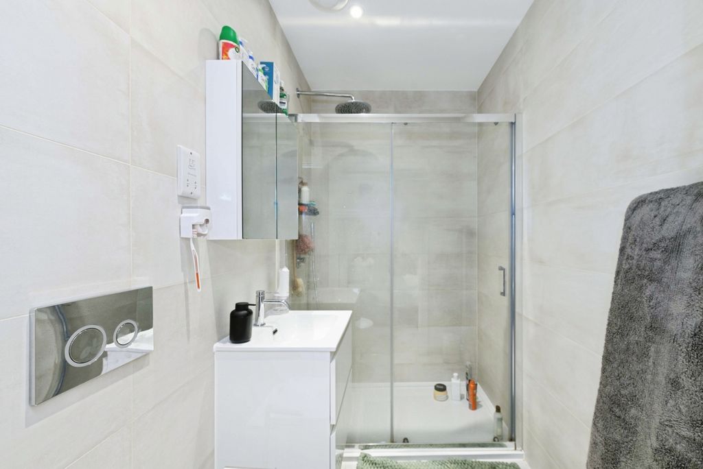 Additional image 5 of 2 bed flat for saleFairdene Road, Coulsdon CR5