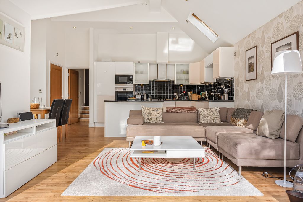 Property photo 3 of 33 Kitchen/Living