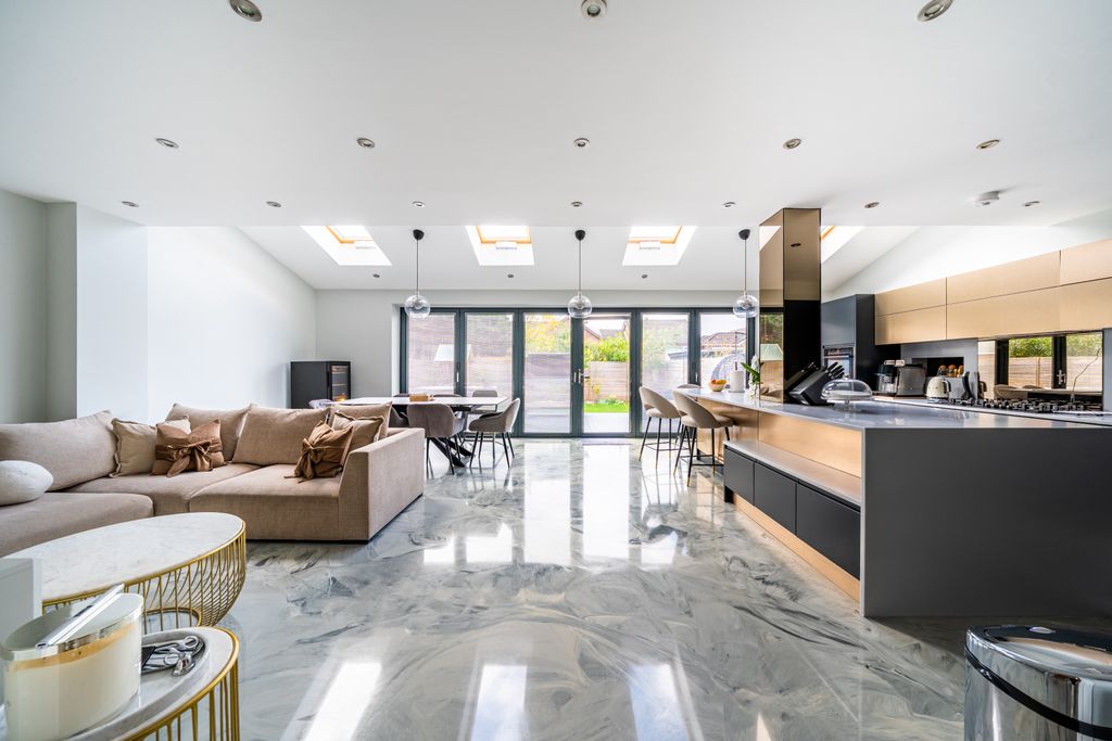 Property photo 3 of 35