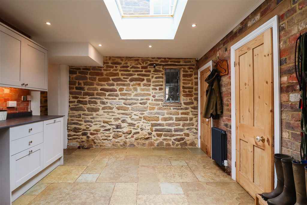 Property photo 2 of 53