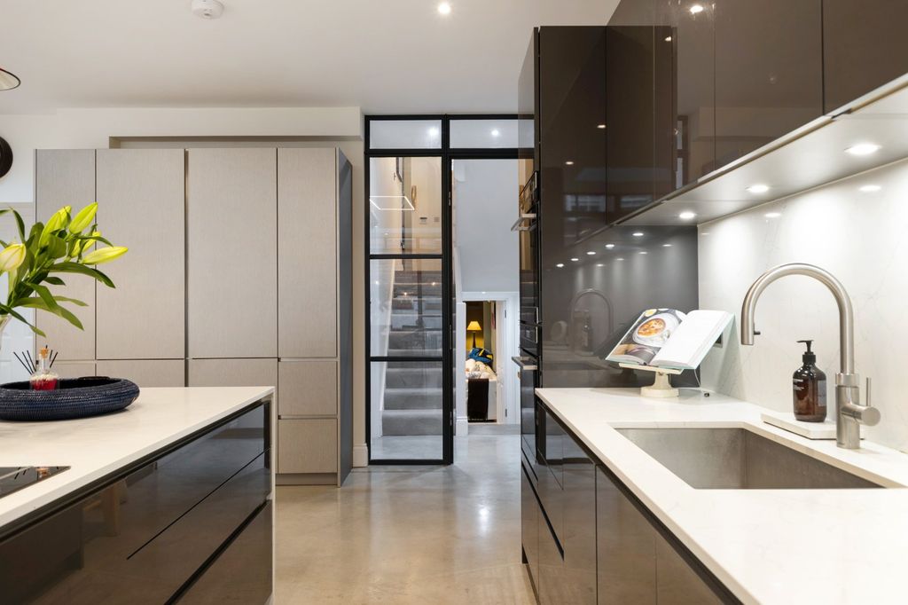 Property photo 3 of 28 Kitchen