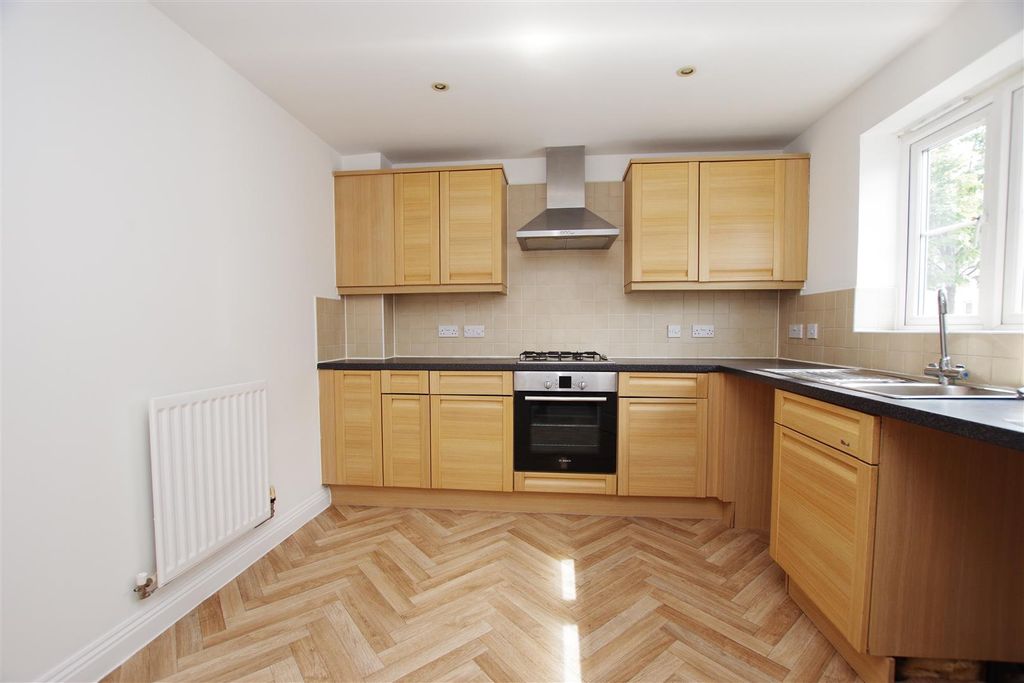 Property photo 3 of 18 Kitchen