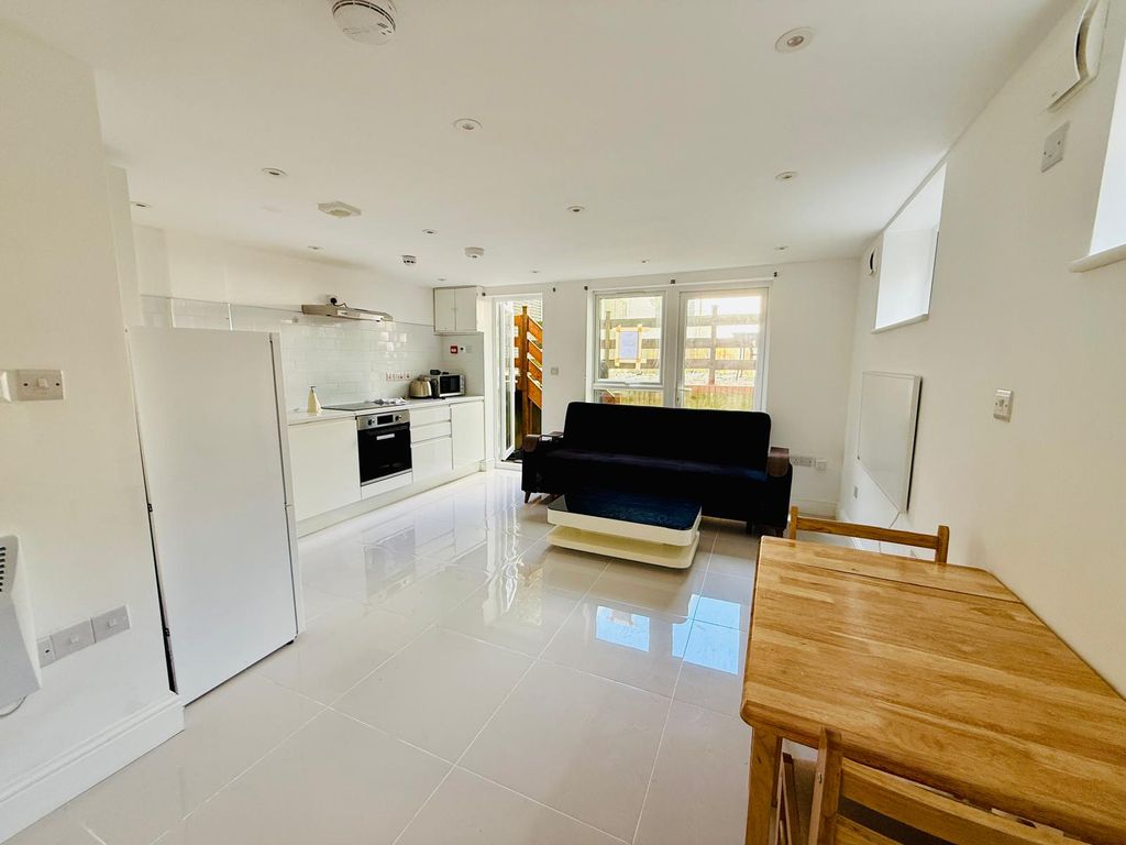 Property photo 3 of 6 787 Finchley Road, Nw11 8Dp (5)