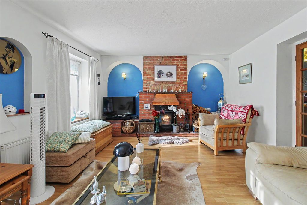 Property photo 3 of 25 Lounge