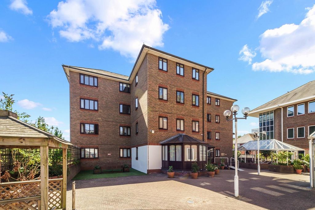 Property photo 1 of 14 Upper High Street