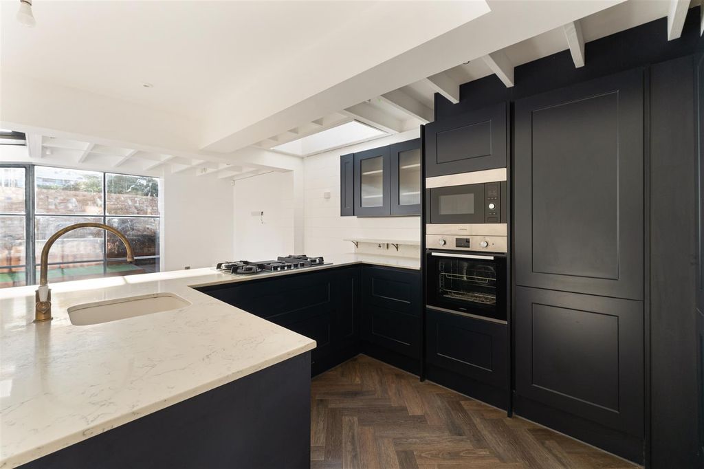 Property photo 3 of 27 Powell Road, E5