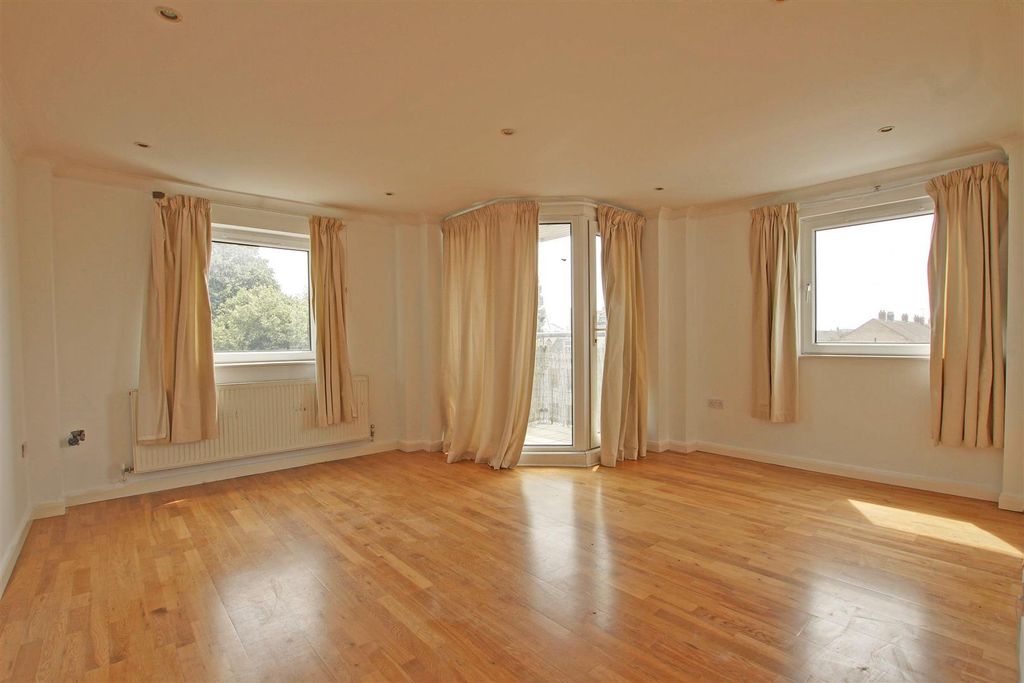 Property photo 3 of 8 Lounge Diner.Jpg