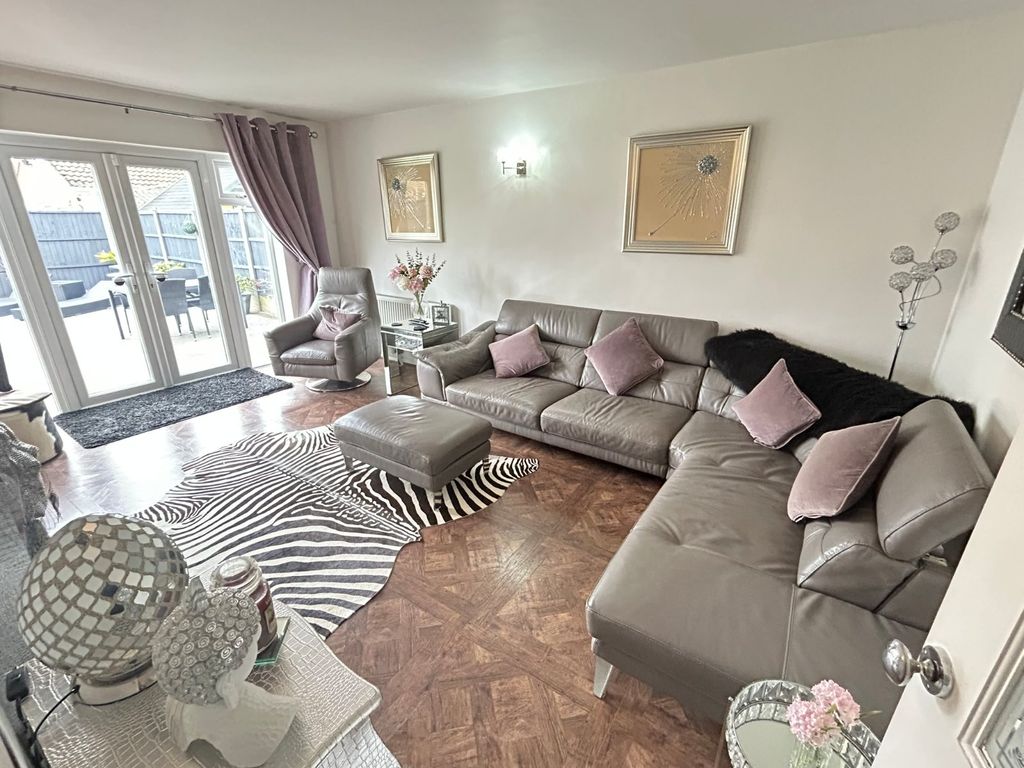 Property photo 2 of 30 Lounge