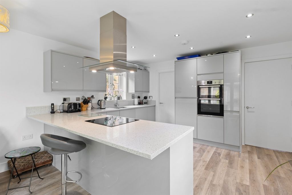 Property photo 3 of 27