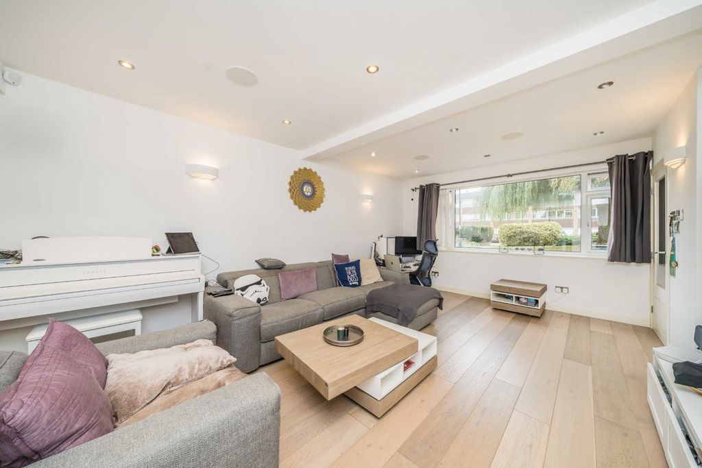 Property photo 2 of 8