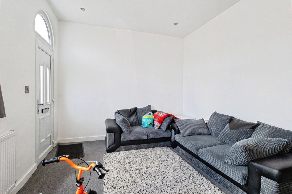 Property photo 3 of 18 Pbox-Img.Jpg