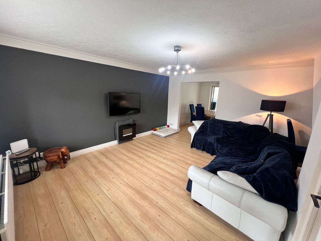 Property photo 3 of 32