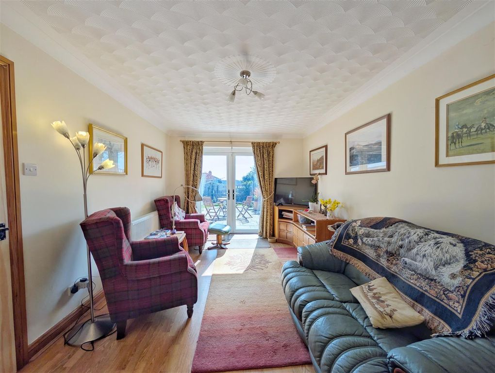 Property photo 2 of 13 Lounge