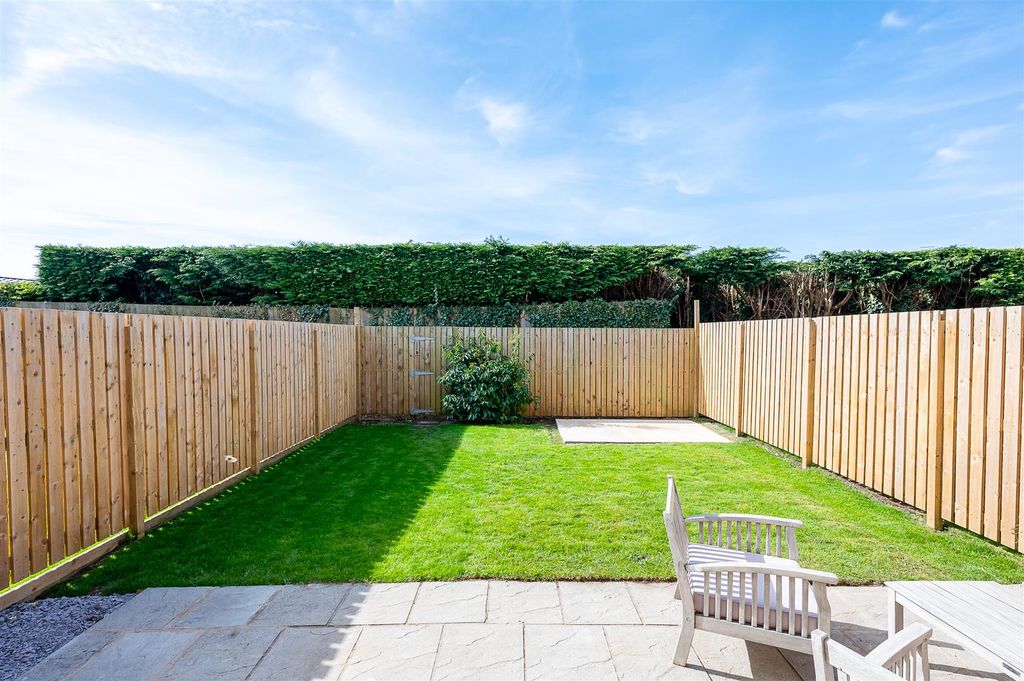Property photo 3 of 13 Garden