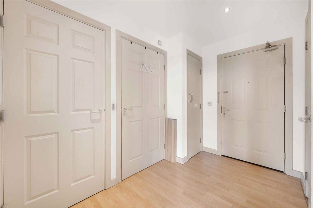 Property photo 2 of 8 Entrance Hall