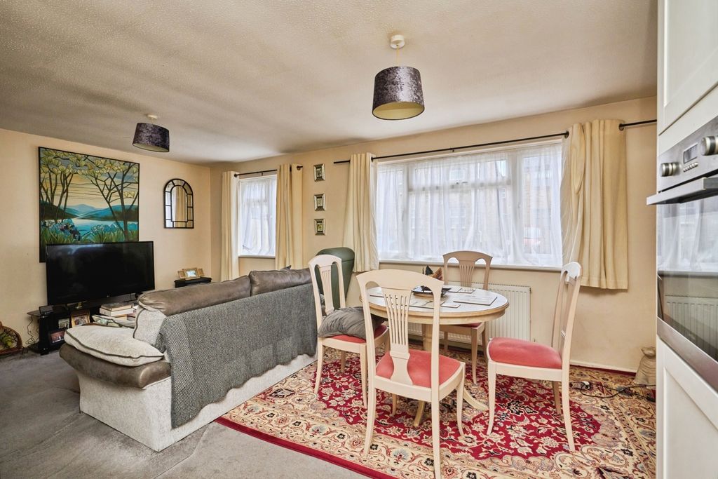 Property photo 3 of 32 Ground Floor Flat