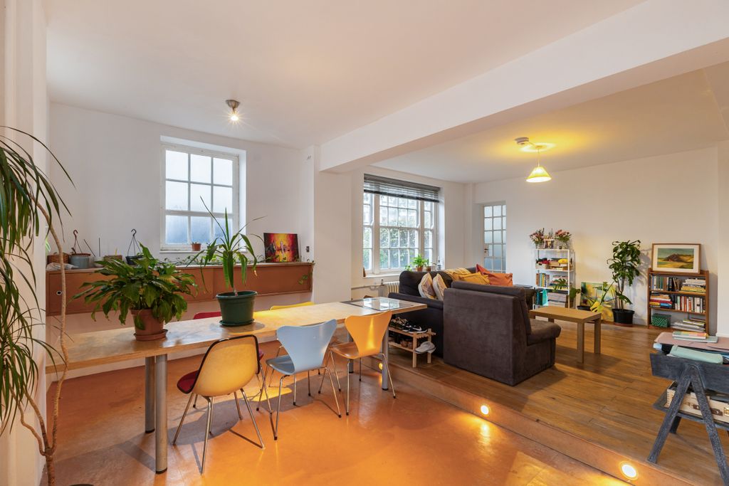 Property photo 2 of 11 101044_3 Russell House Cambridge Street-9