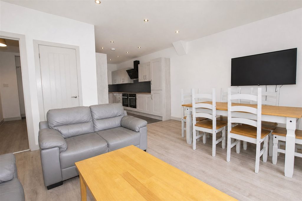 Property photo 3 of 16 Approach