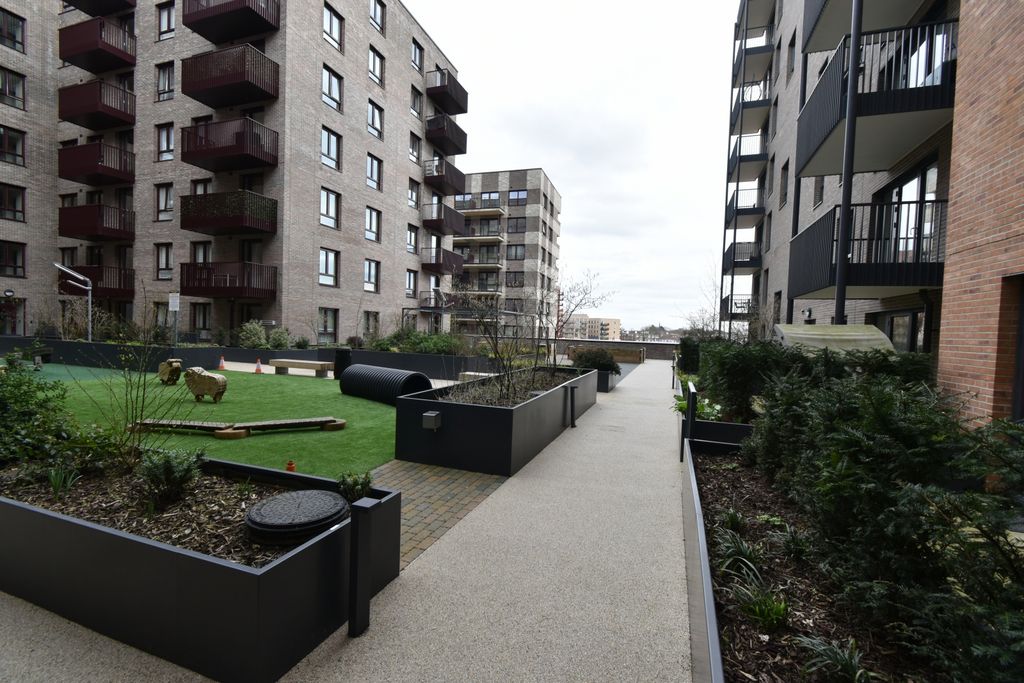 Property photo 1 of 8 Stylish 1-Bedroom Apartment Harrow Ha1 | £1,650 Pcm