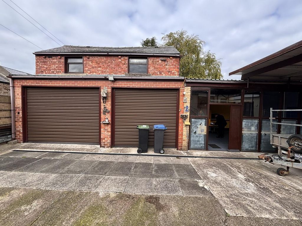 Property photo 3 of 34 Garage
