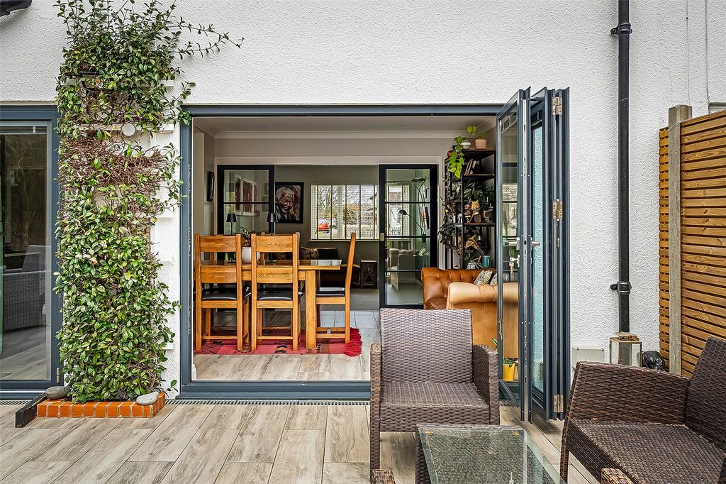 Property photo 2 of 44 House. Partnership