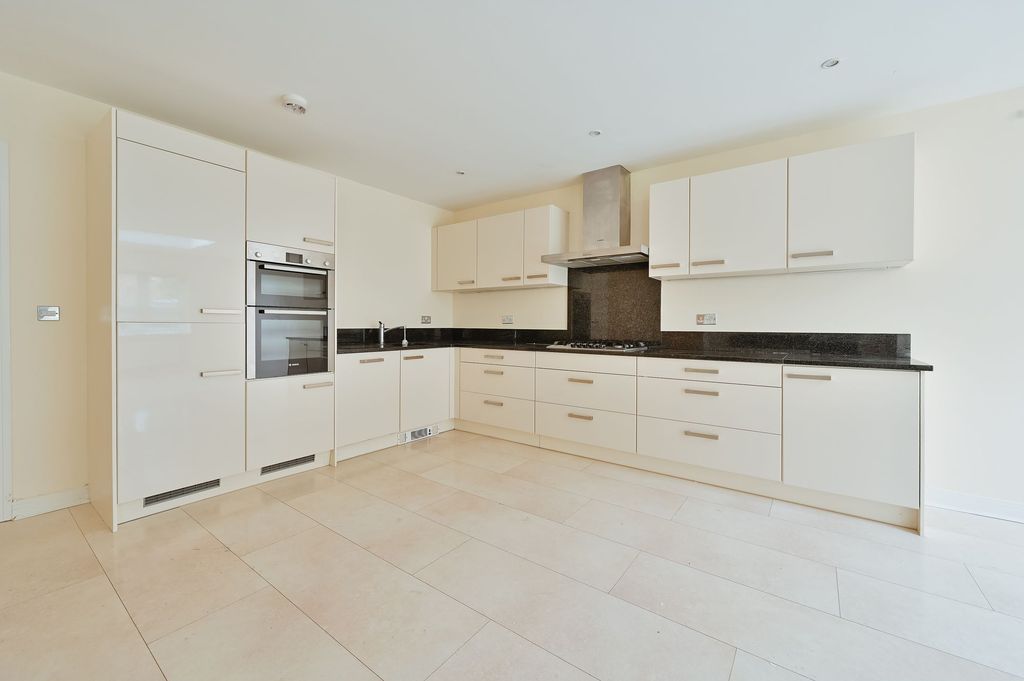 Property photo 2 of 31