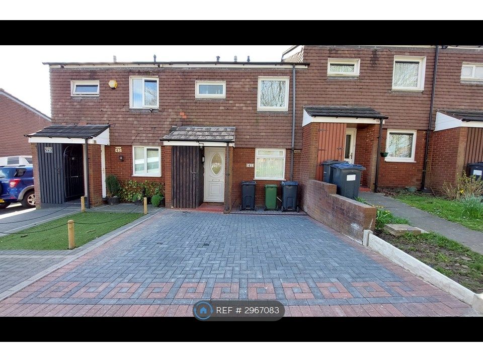 Property photo 2 of 15 Door Front & Driveway