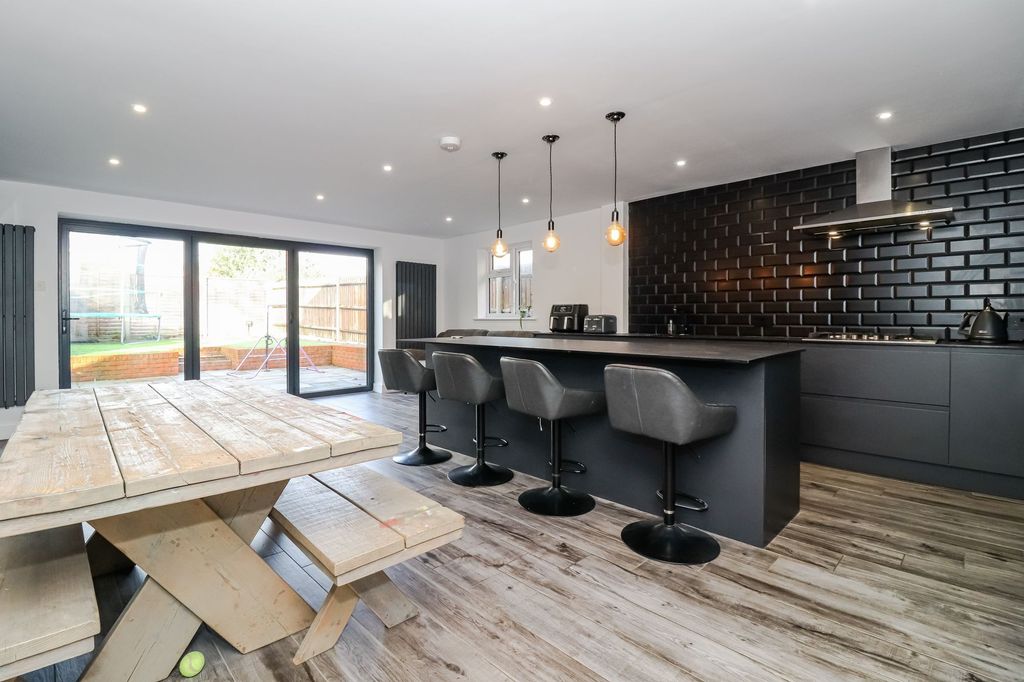 Property photo 2 of 28