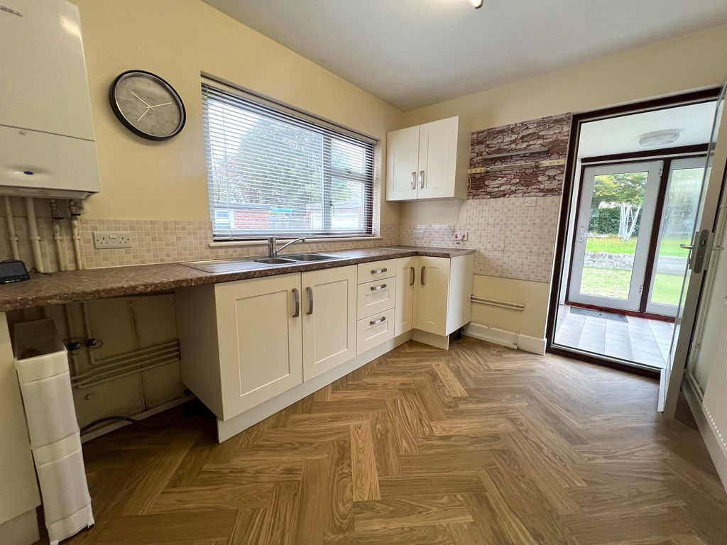 Property photo 3 of 12 Kitchen