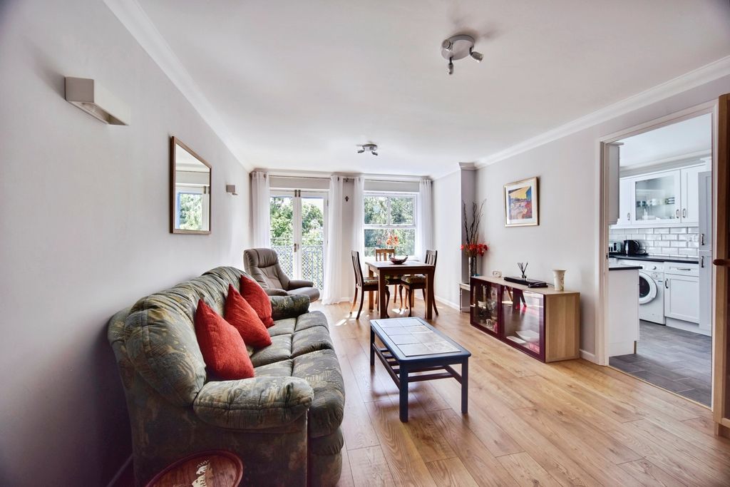 Property photo 1 of 14 Lounge
