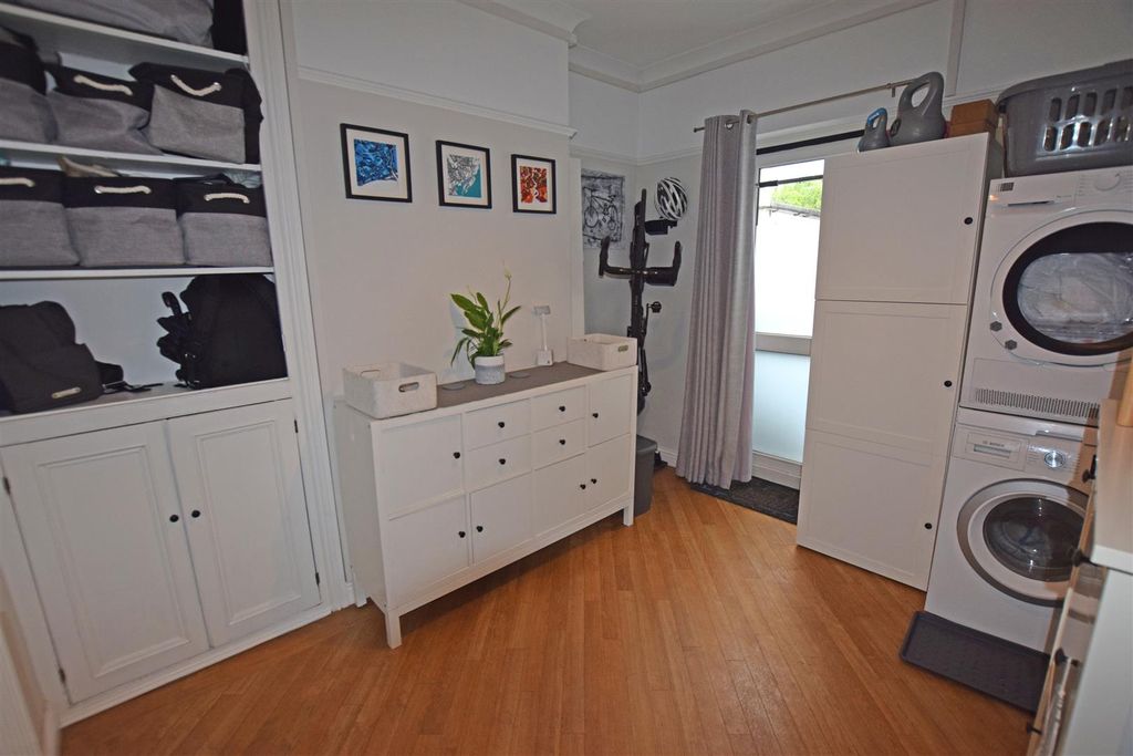 Property photo 3 of 13 Middle Room.Jpg