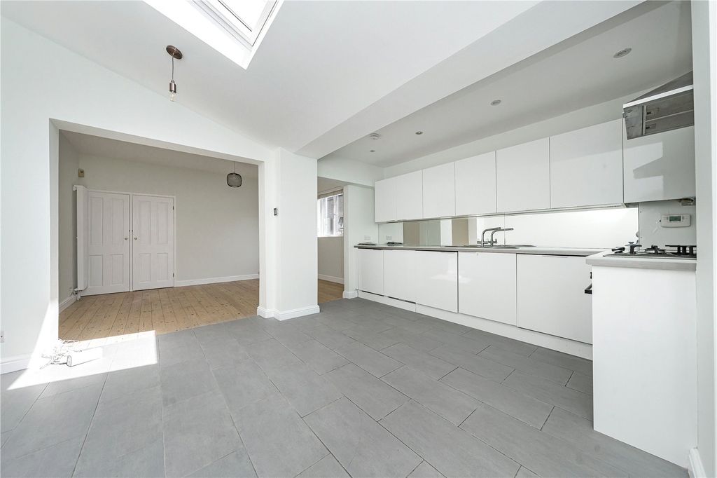 Property photo 2 of 18 Picture No. 31
