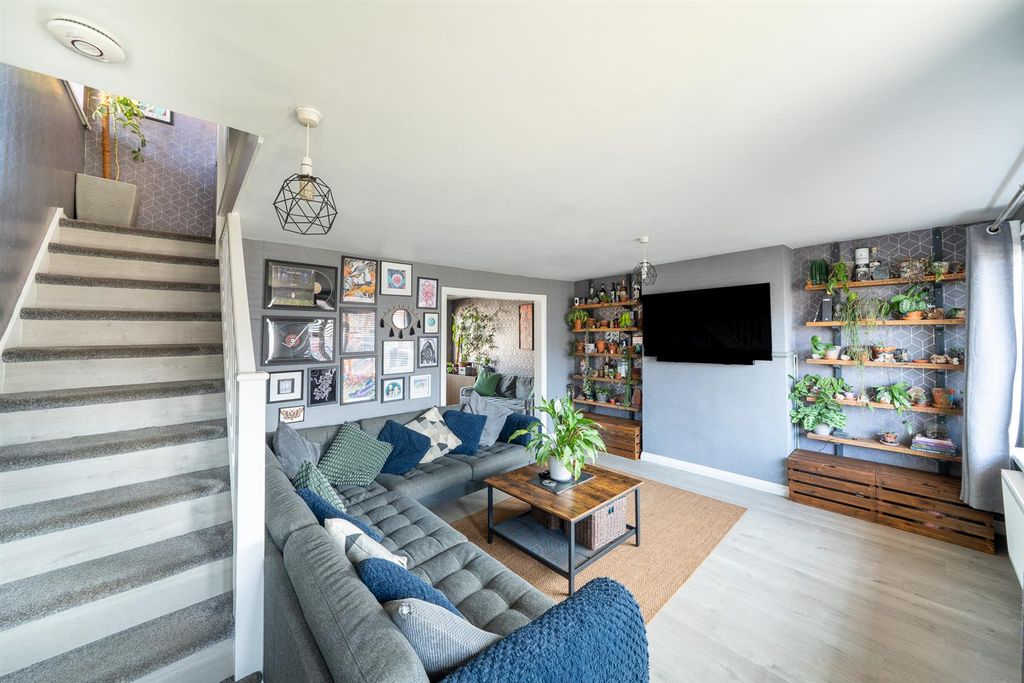 Property photo 3 of 21 Living Room