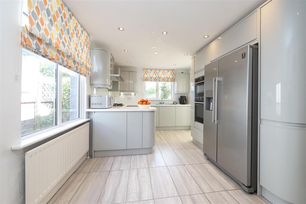 Property photo 3 of 10 Kitchen/Breakfast Room