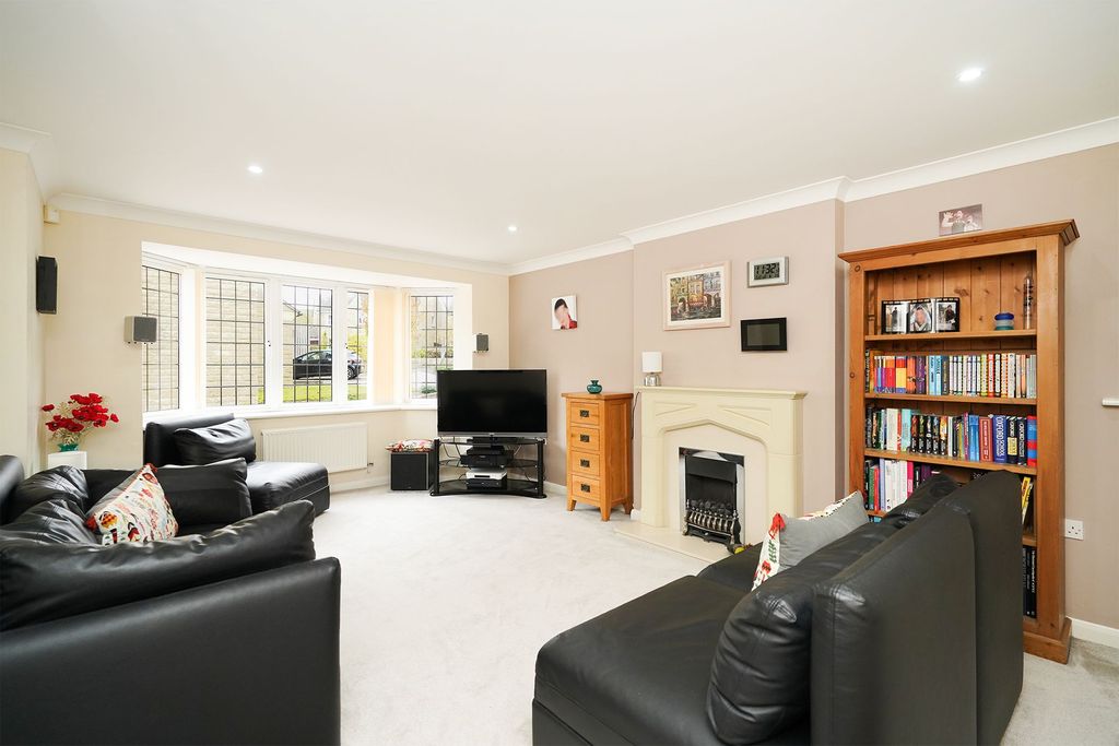 Property photo 2 of 33 Lounge