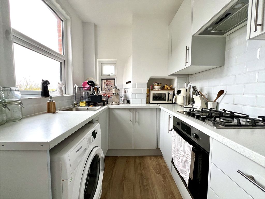 Property photo 3 of 10 Kitchen