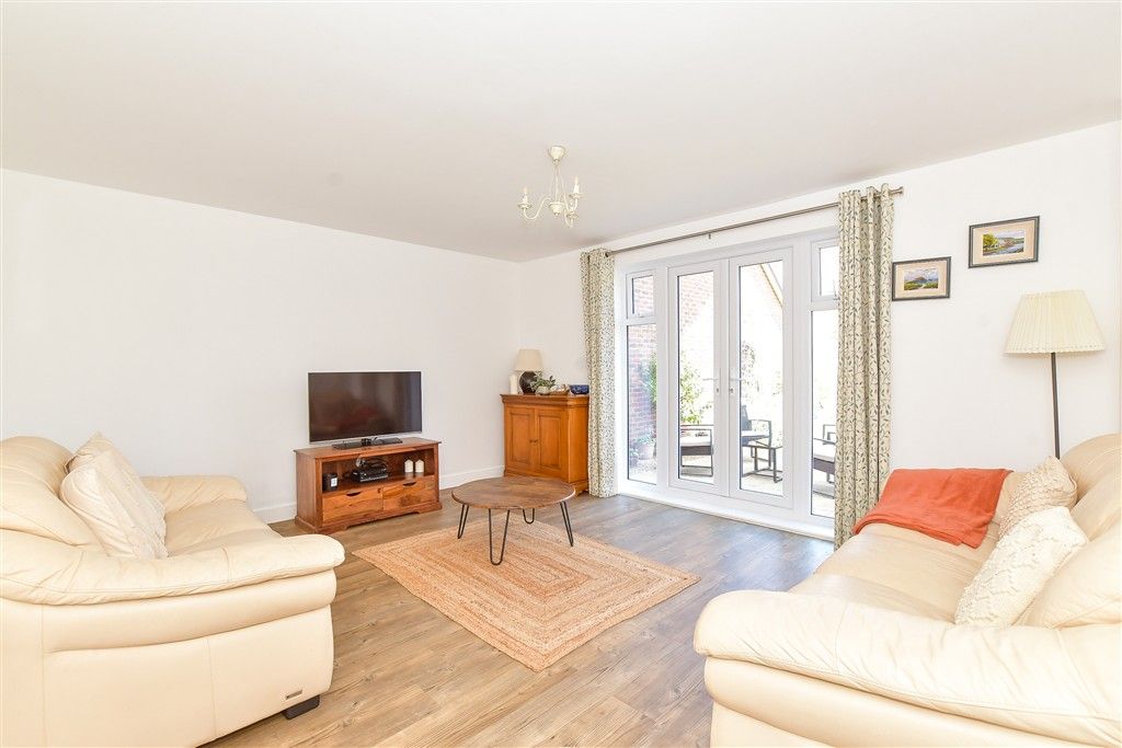 Property photo 3 of 16 Lounge