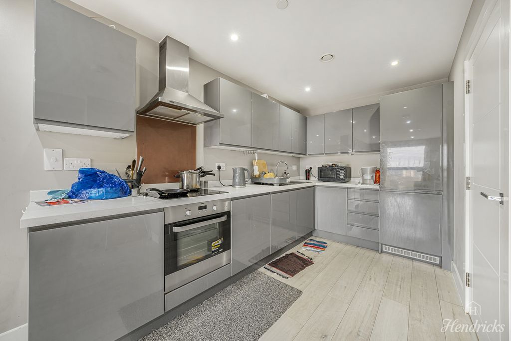 Property photo 2 of 27