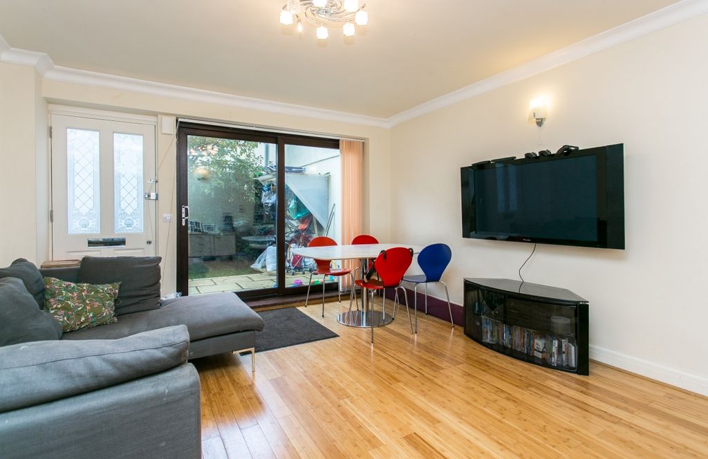 Property photo 2 of 10 House-7-143-Larkh...