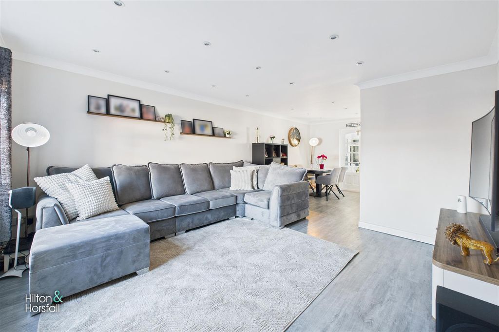 Property photo 2 of 16 Hunters Drive