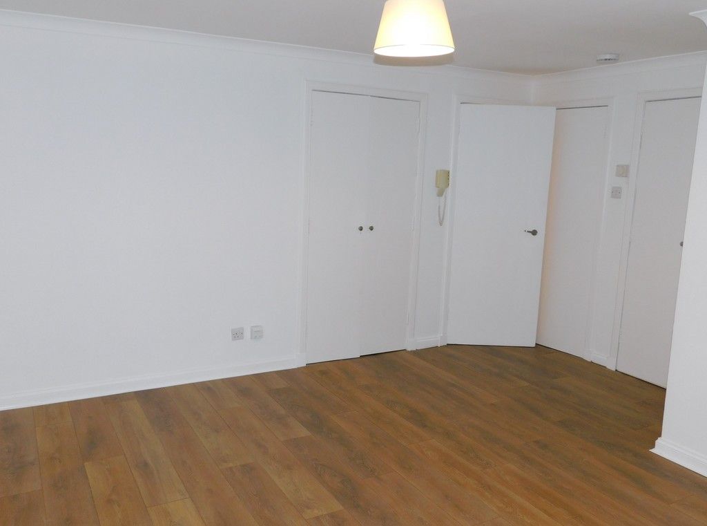 Property photo 3 of 12 Lounge
