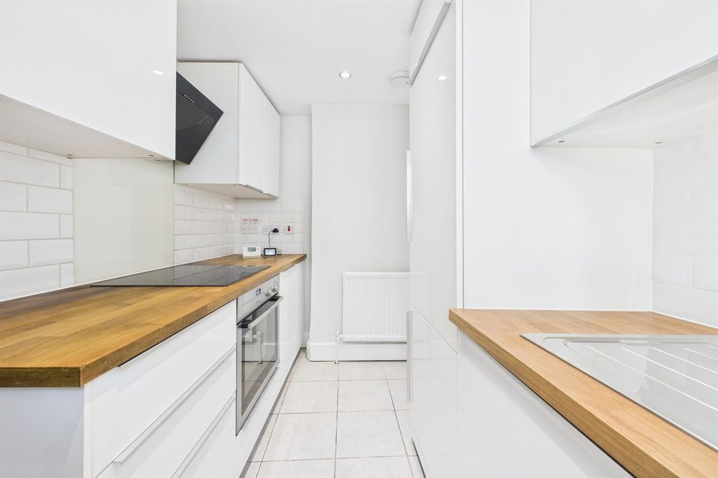 Property photo 3 of 10 Kitchen