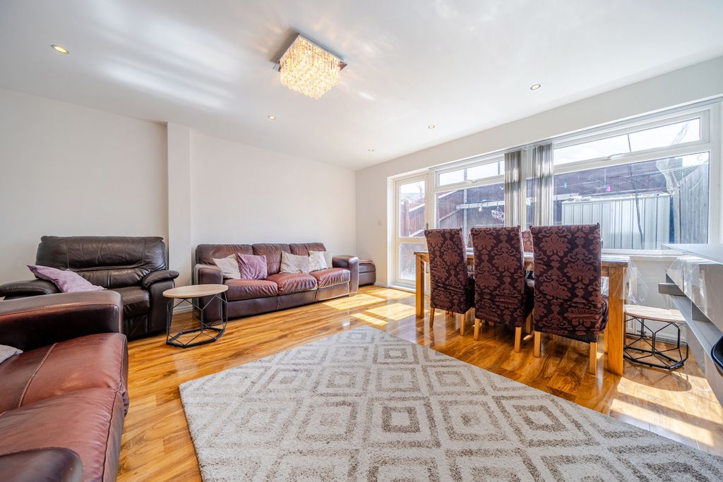 Property photo 3 of 19 Reception