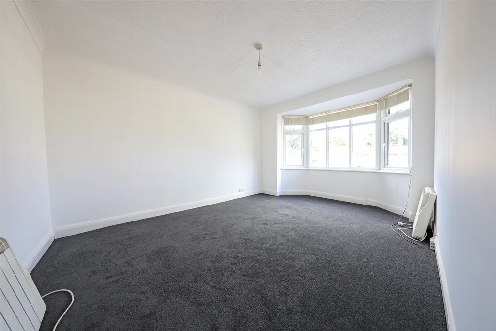 Property photo 2 of 7 Nicholas James Carden Living_.Jpg