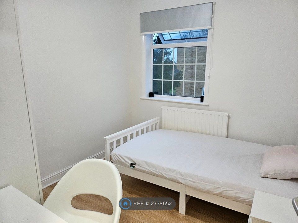 Property photo 3 of 13 Room 2