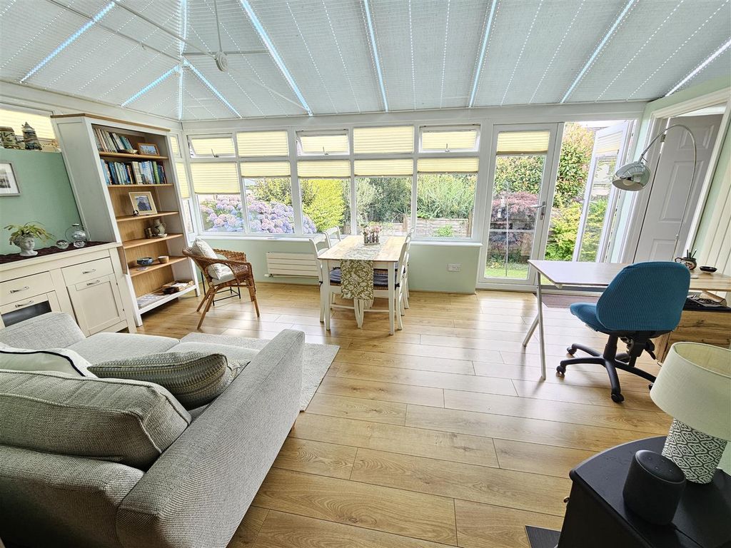 Property photo 2 of 22 Conservatory.Jpg